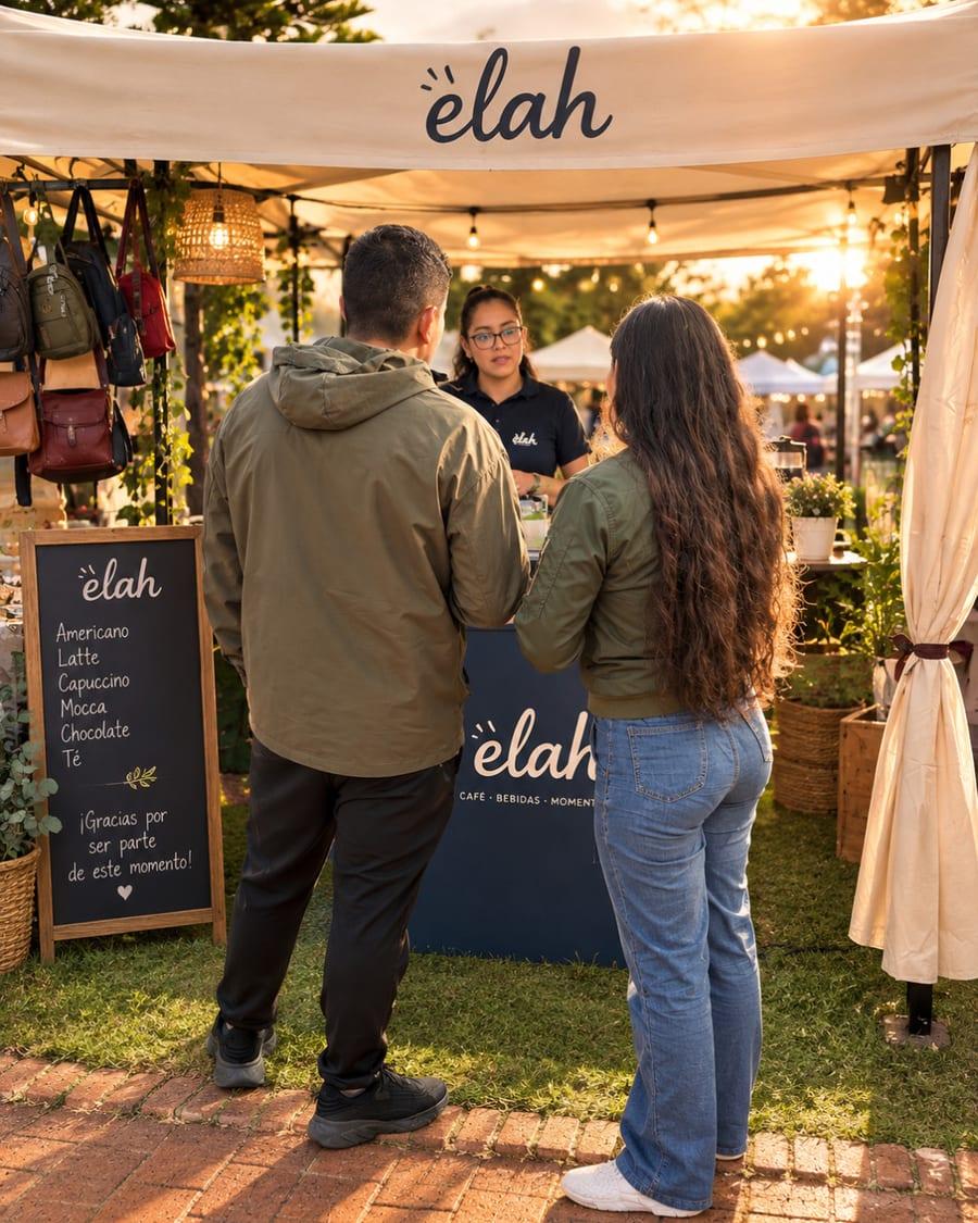 Clientes en el stand de Elah Café en un evento