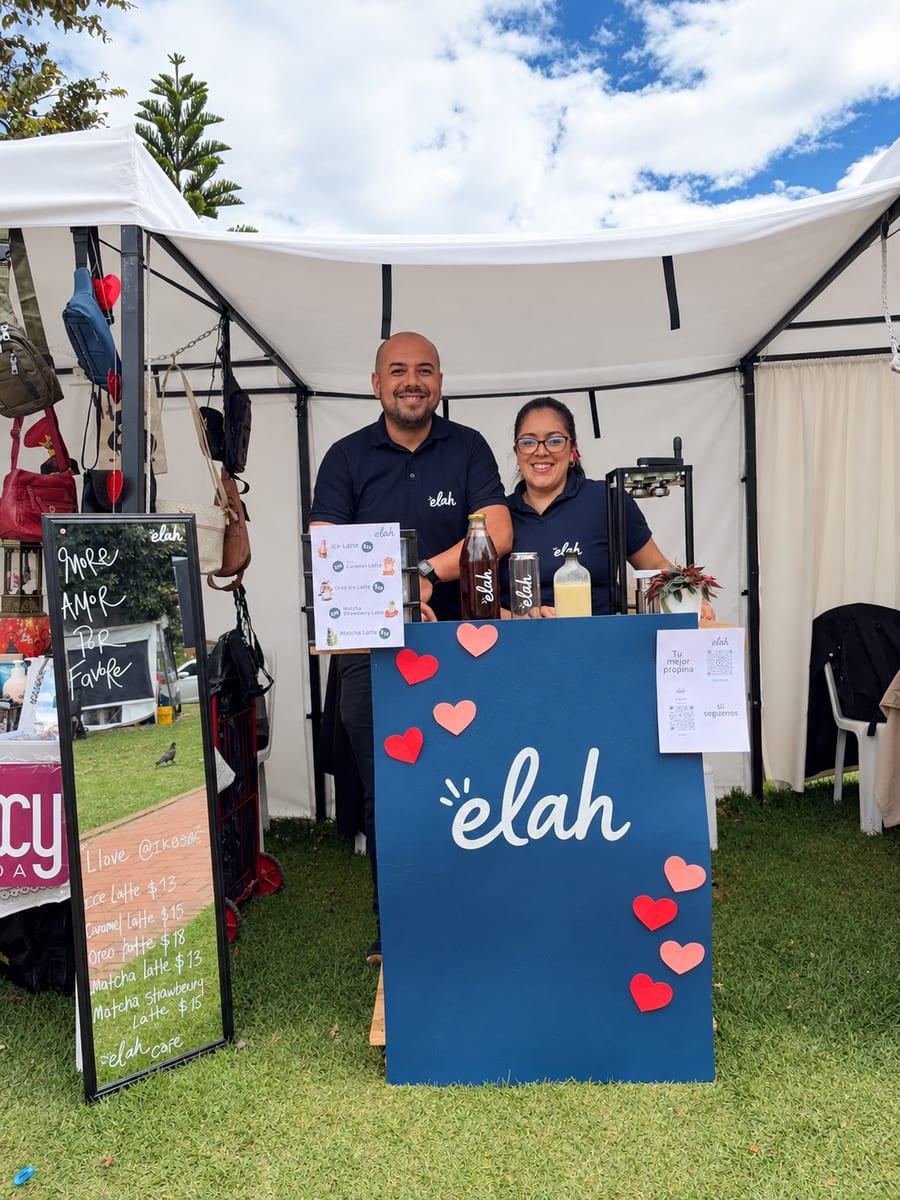 Equipo Elah Café atendiendo una feria al aire libre