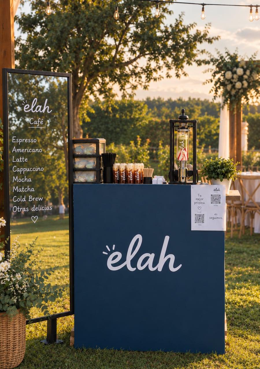 Barra móvil Elah Café instalada en un matrimonio al aire libre, con luces y menú de bebidas